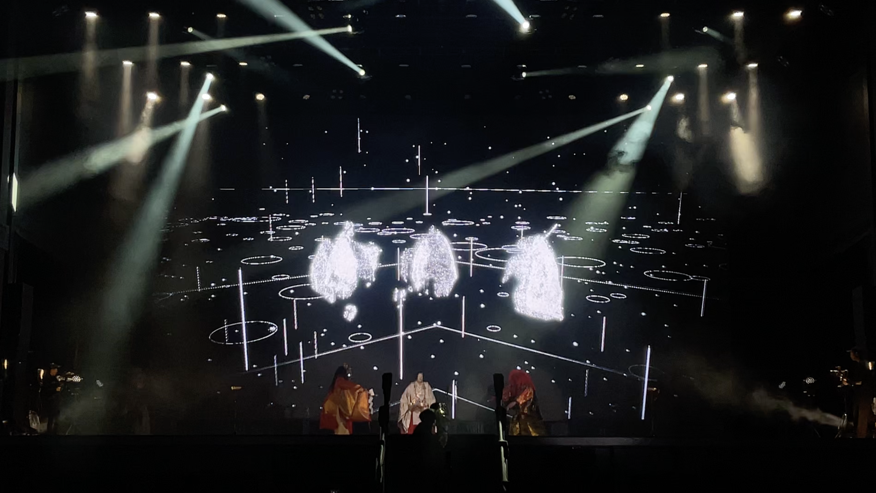 Performers beneath projected point-cloud figures at FUTURE 能–NOH STAGE at Expo 2025 — Keigo Yoshida (吉田慧悟)
