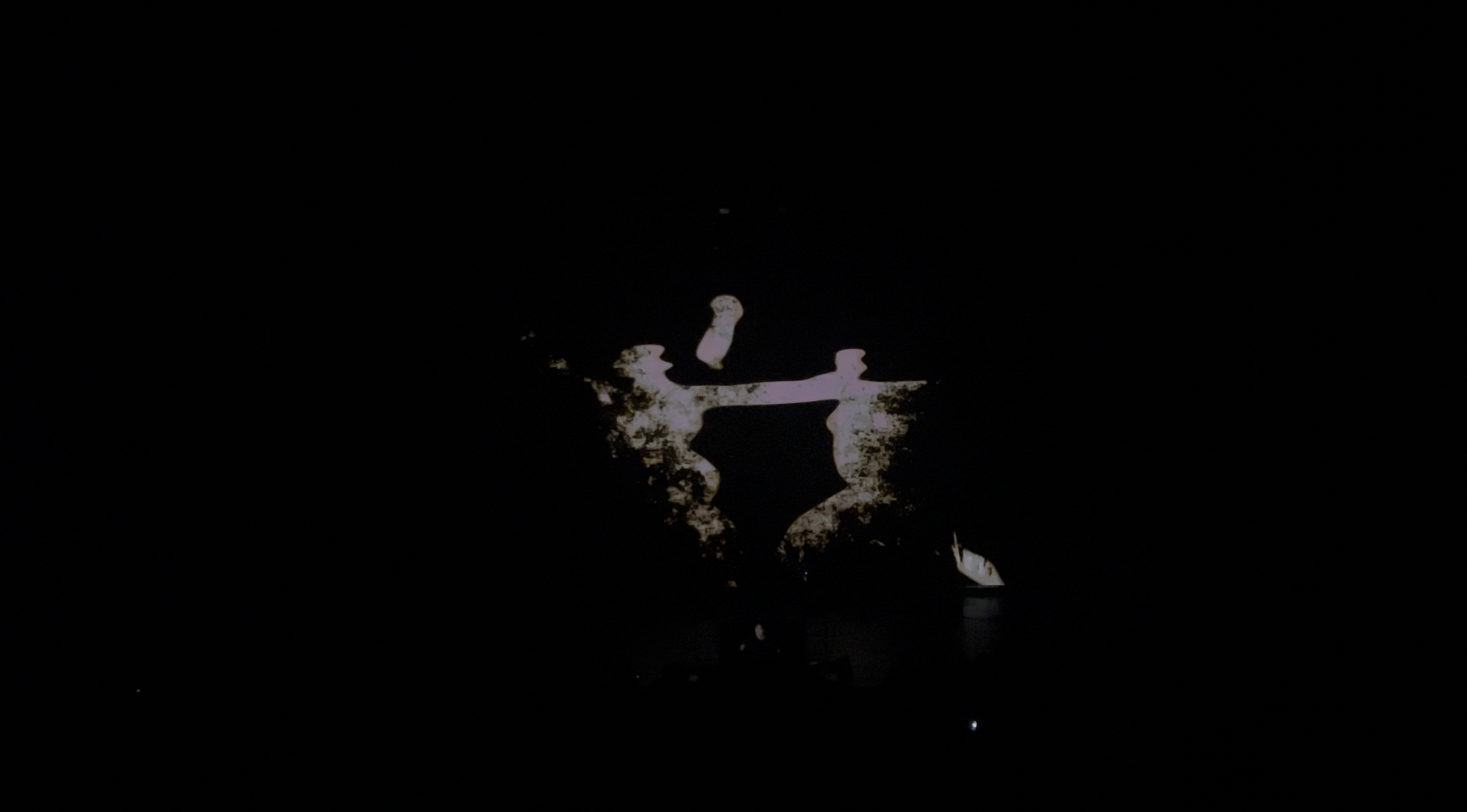 Vail at Future Frequencies Festival 2026 — abstract projection in the darkened venue — Keigo Yoshida (吉田慧悟)